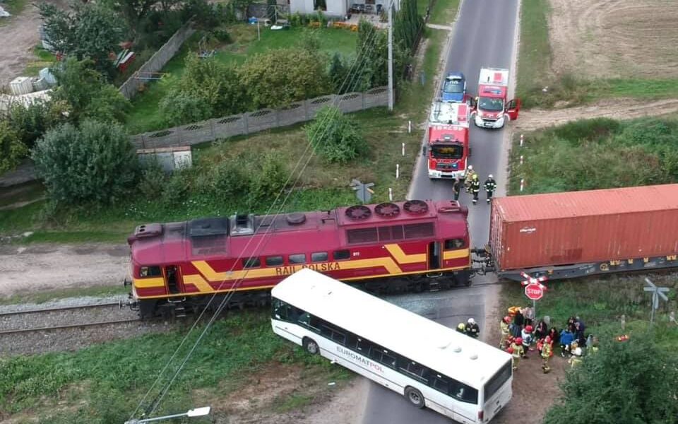 Kierowca autokaru zatrzymał się za linią zatrzymania po znaku STOP. Przód pojazdu był wysunięty tak, że uderzyła w niego lokomotywa Fot. Facebook/OSP Perzów