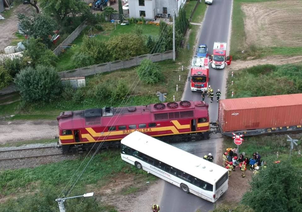 Kierowca autokaru zatrzymał się za linią zatrzymania po znaku STOP. Przód pojazdu był wysunięty tak, że uderzyła w niego lokomotywa Fot. Facebook/OSP Perzów