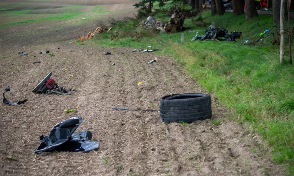 Części porshe prozrzucane były po okolicznych polach Źródło: Facebook/OSPMikolajki