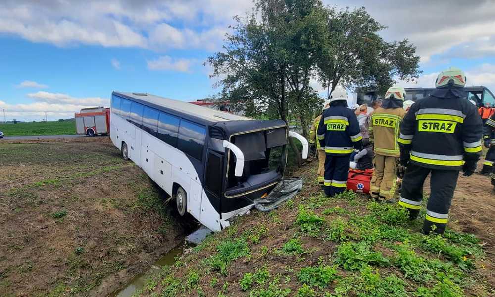 Wypadek autokaru z przedszkolakami w miejscowości Wytrębowice Fot. Facebook/OSP Papowo Toruńskie
