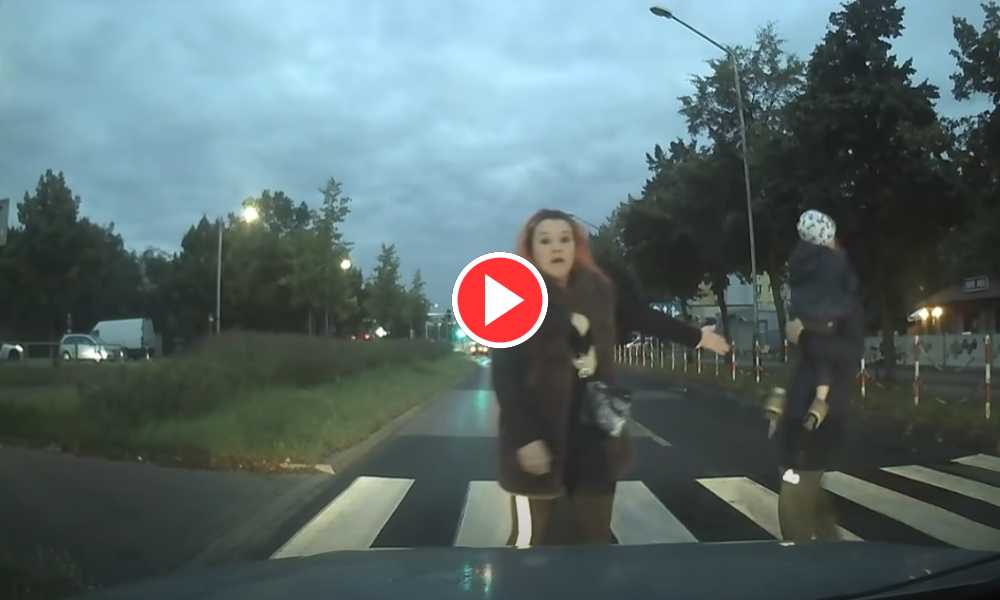 Piesi straszeni na przejściu mieli pretensje Źródło: YouTube