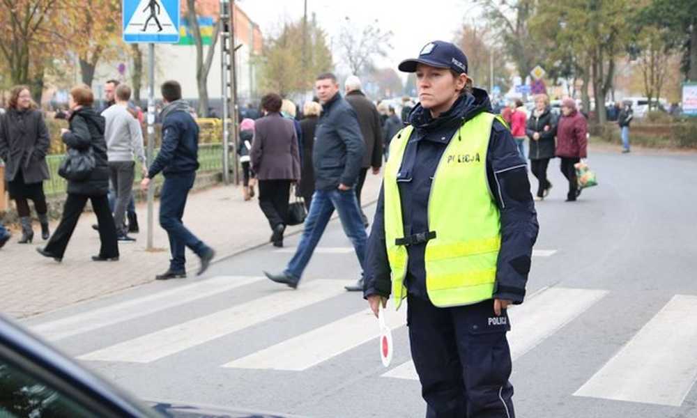 Policjantka zabezpieczająca pieszych na przejściu dla pieszych Fot. Policja