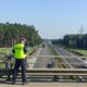 Policjant mierzący bezpieczną odległość między pojazdami na węźle Szczecin Dabie. Fot. Policja