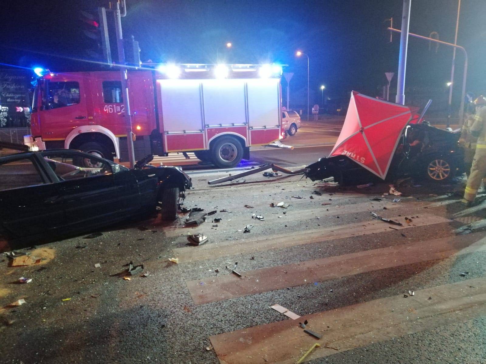 Po uderzeniu w słup latarni, BMW rozpadło się na dwie części Fot. Twitter/KWP Łódź