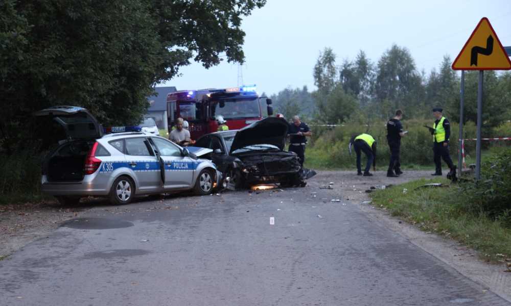 Policja w Stalach ścigała motocyklistę. Ten zderzył się z innym samochodem. Funkcjonariusze też wjechali w to auto Fot. Policja