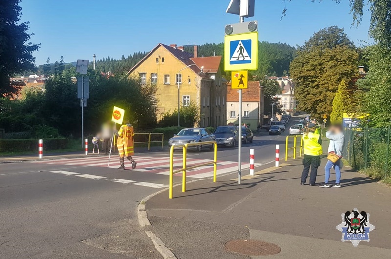 Kobieta kierująca audi uderzyła 12-latka na przejściu dla pieszych przy szkole podstawowej. Policja z Wałbrzycha nie zatrzymała jej prawa jazdy, zakończyła sprawę na mandacie Fot. Policja