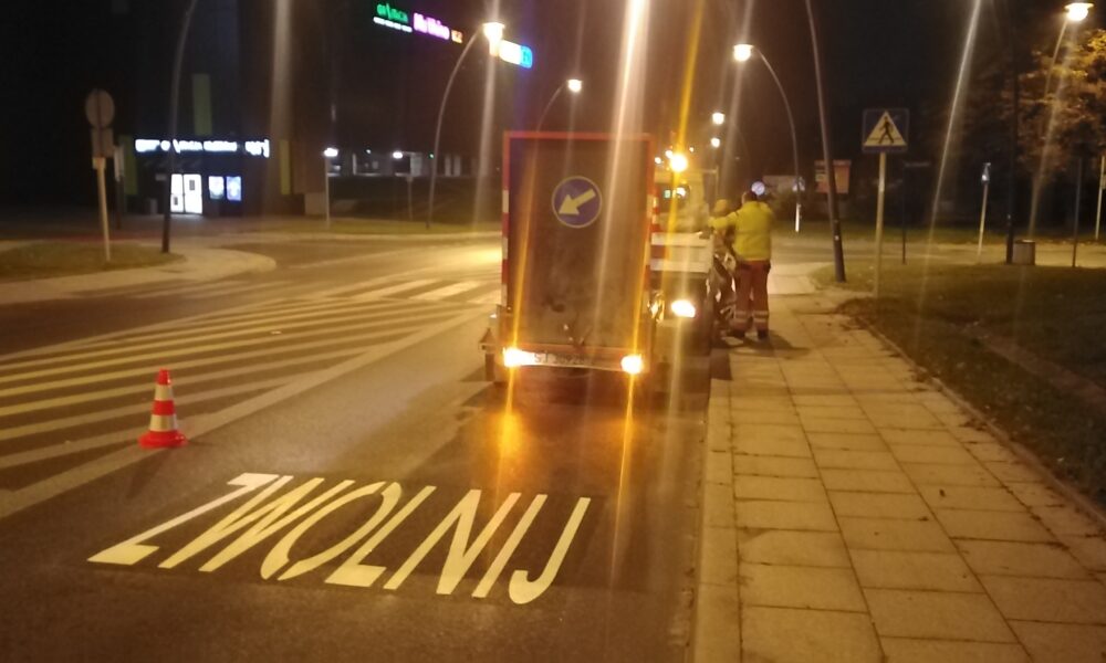 Malowanie napisów dla kierowców przed przejściami dla pieszych w Jaworznie Fot. Tomasz Tosza