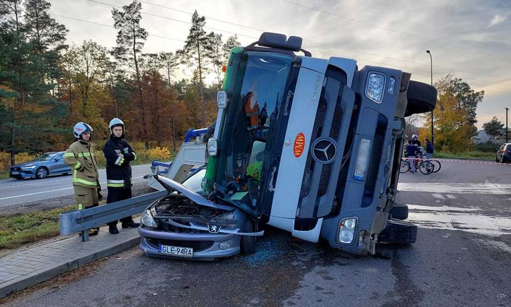 Betoniarka zmiażdżyła samochód osobowy Fot. Facebook/OSP Lębork