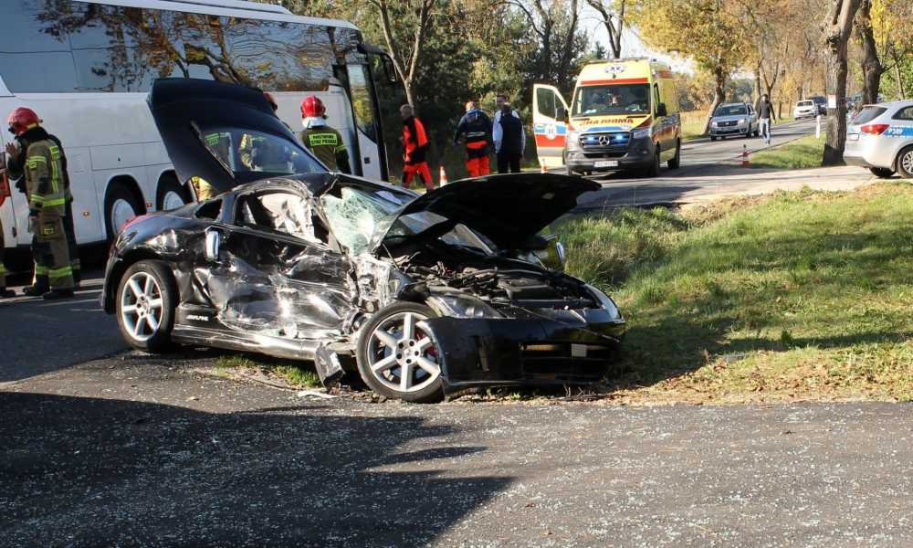 25-latek w kominiarce uciekał przed policją nissanem bez tablic rejestracyjnych. Wjechał w autobus wiozący dzieci Fot. policja