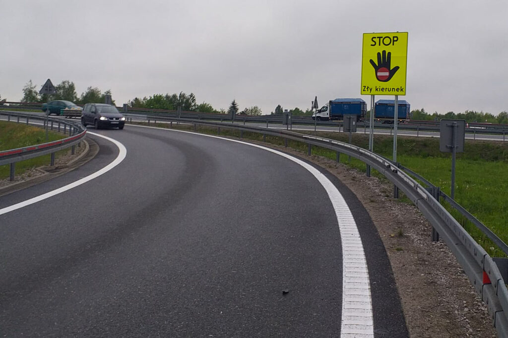 Zły kierunek - nowy znak na polskich drogach Źródło: GDDKiA