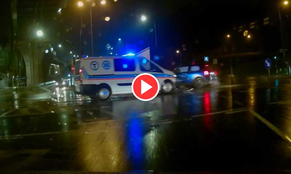 Kolizja ambulansu w Krakowie Źródło: YouTube