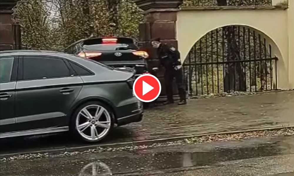 Radny powiatu skarżyńskiego zjechał w Kielcach po schodach do parku Źródło: Facebook