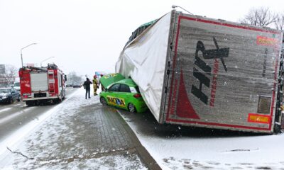 Ciężarówka przewrócona przez wiatr w stolicy Fot. Facebook/Jednostka Ratowniczo-Gaśnicza nr 17 PSP w Warszawie