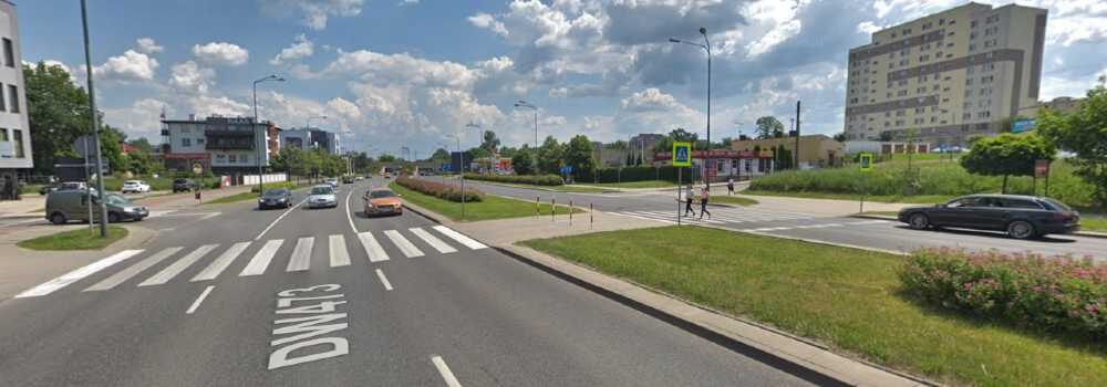 Przejście dla pieszych w Piotrkowie Trybunalskim to śmiertelna pułapka zastawiona przez zarządcę drogi - Zarząd Dróg Wojewódzkich w Łodzi Źródło: Google Maps