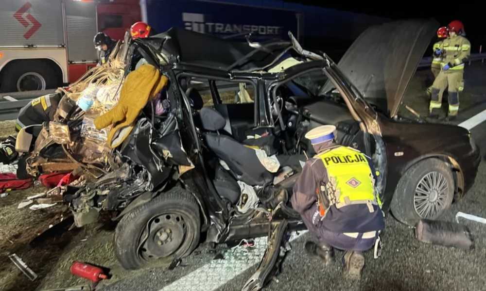 Fiat stilo zmiażdżony na autostradzie A2. Jechało nim troje dorosłych i czworo dzieci Fot. KP PSP Łódź