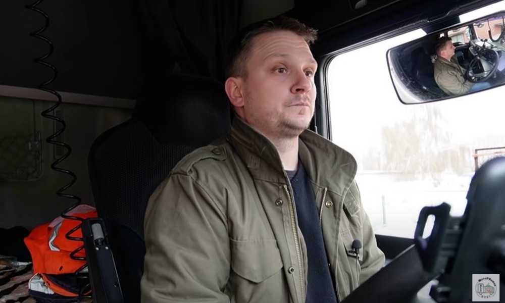 Paweł Rygas nagrał film, w którym stara się udowodnić, że kierowca ciężarówki czasem nic nie widzi Źródło: Youtube