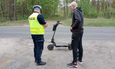 Mężczyzna na hulajnodze ujęty przez patrol SPEED w Grudziądzu. Fot. Policja
