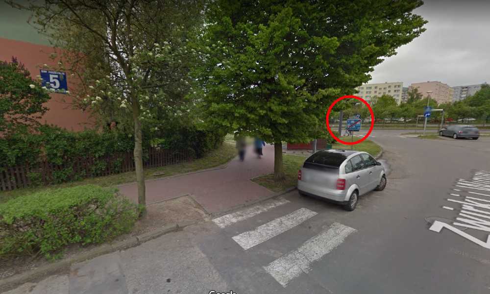 W tym miejscu według Google Maps znajduje się wyznaczona znakami "Strefa zamieszkania" Źródło: Google Maps