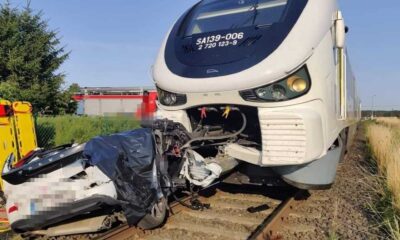Na przejeździe w Dąbrówce Wielkiej zginęły trzy osoby w osobowym volvo. Fot. Policja