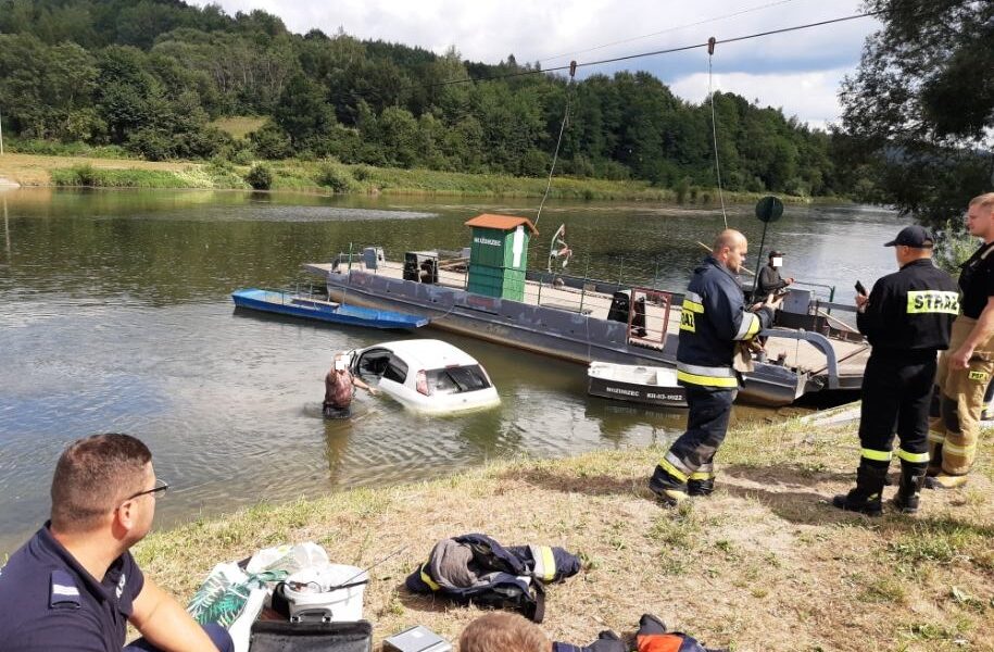 Kolizja przy przeprawie promowej na rzece San Fot. Policja