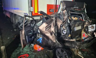 Osobowa skoda zmiażdżona w wypadku w Głogówku Fot. Policja