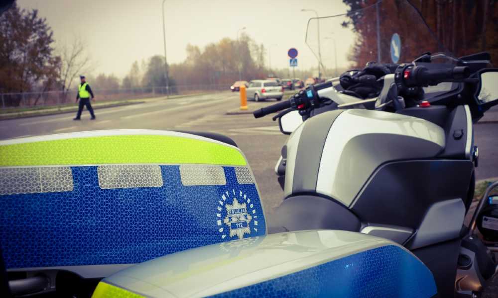 Policjanci drogówki z Radomia twierdzą, że zmuszano ich do zatrzymywania praw jazdy kierowcom nawet, gdy nie było jasnym, kto jest winnym wypadku. Na zdjęciu patrol policji na ulicy Radomia Fot. KMP Radom