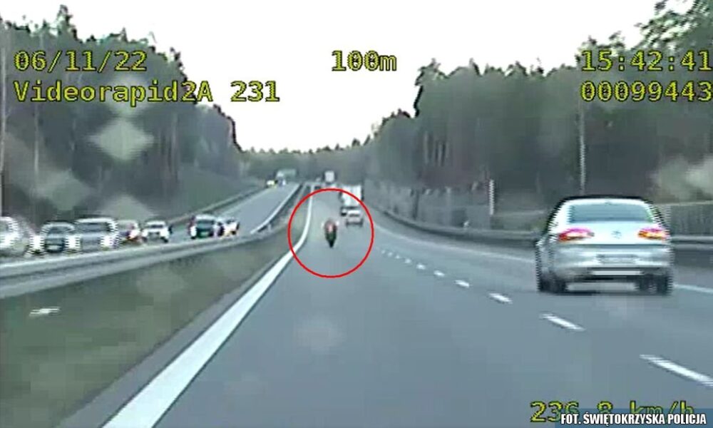 Świętokrzyska policja ukarała mężczyznę jadącego 233 km/h po drodze S7 mandatem. Fot. Policja