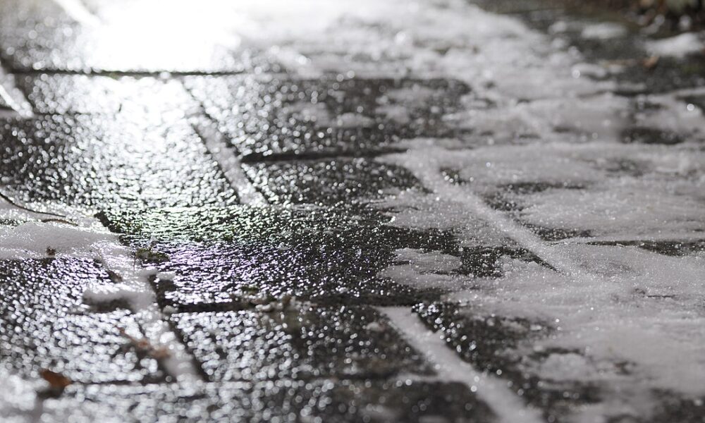 Gołoledź na chodniku Fot. Simon A. Eugster/CC BY-SA 3.0