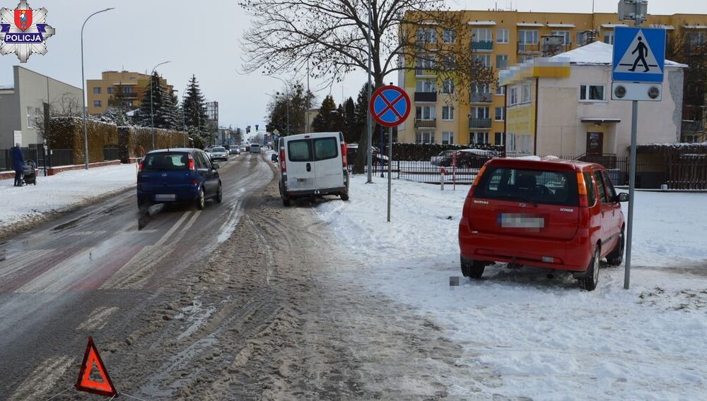 Kierująca osobowym suzuki nie umiała wyhamować przed stojącym przed przejściem autem. Wybrała zjazd na chodnik. Tam wjechała w starszą kobietę stojącą przed "zebrą" Fot. Policja
