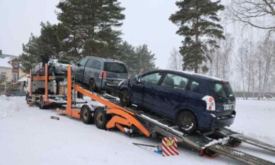 Transport pierwszych samochodów skonfiskowanych pijanym kierowcom na Łotwie, który wyrusza na Ukrainę Źtódło: Twitter/VID