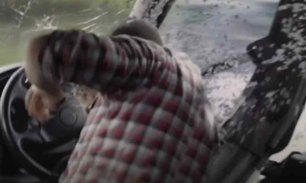 Kadr z nowozelandzkiego spotu "Mistake"