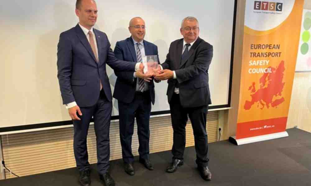 Polska wyróżniona za poprawę bezpieczeństwa. Od prawej: minister infrastruktury Andrzej Adamczyk, szef ETSC Antonio Avenoso, wiceminister infrastruktury Rafał Weber Fot. brd24.pl/Barbara Zboralska