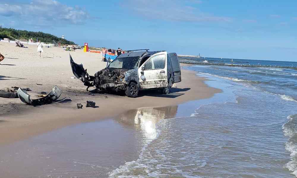 Samochód rozbity na plaży w Łebie Źródło: Twitter/Sebastian Kluska