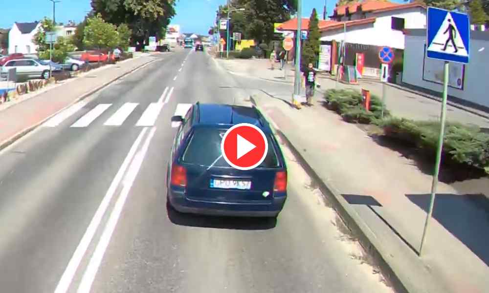 Kierowca osobówki zwolnił, by upewnić się, czy pieszy zamierza wejść na przejście. Kierowca ciężarówki na niego trąbił Źródło: Facebook/Bandyci drogowi