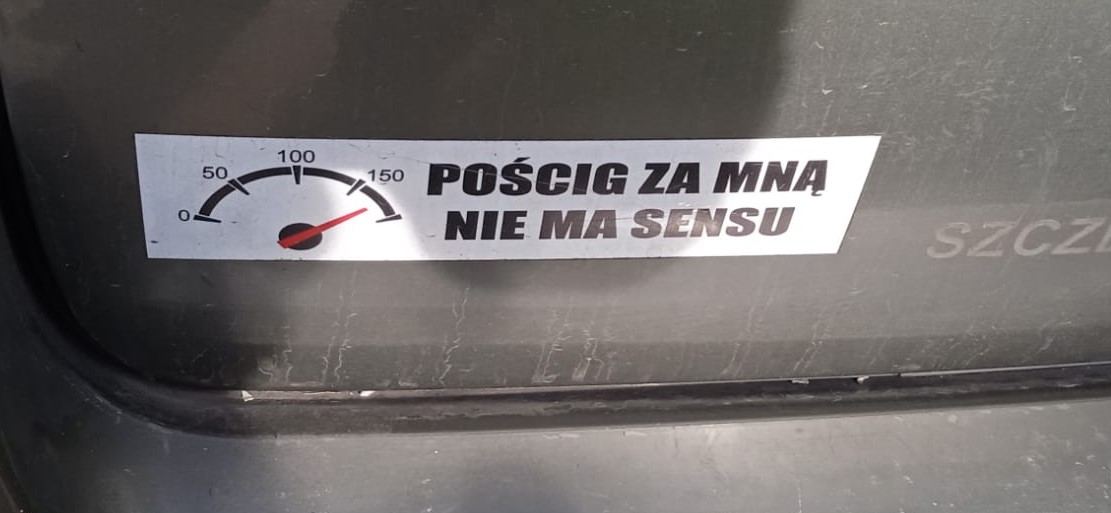 Naklejka na samochodzie kobiety, która uciekała przed policjantami w Policach Fot. Policja