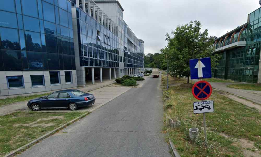 Ulica Szafrana w Zielonej Górze jest jednokierunkowa i dobrze oznakowana - jest tu zakaz zatrzymywania się i postoju z groźbą odholowanina pojazdu Źródło: Google Maps