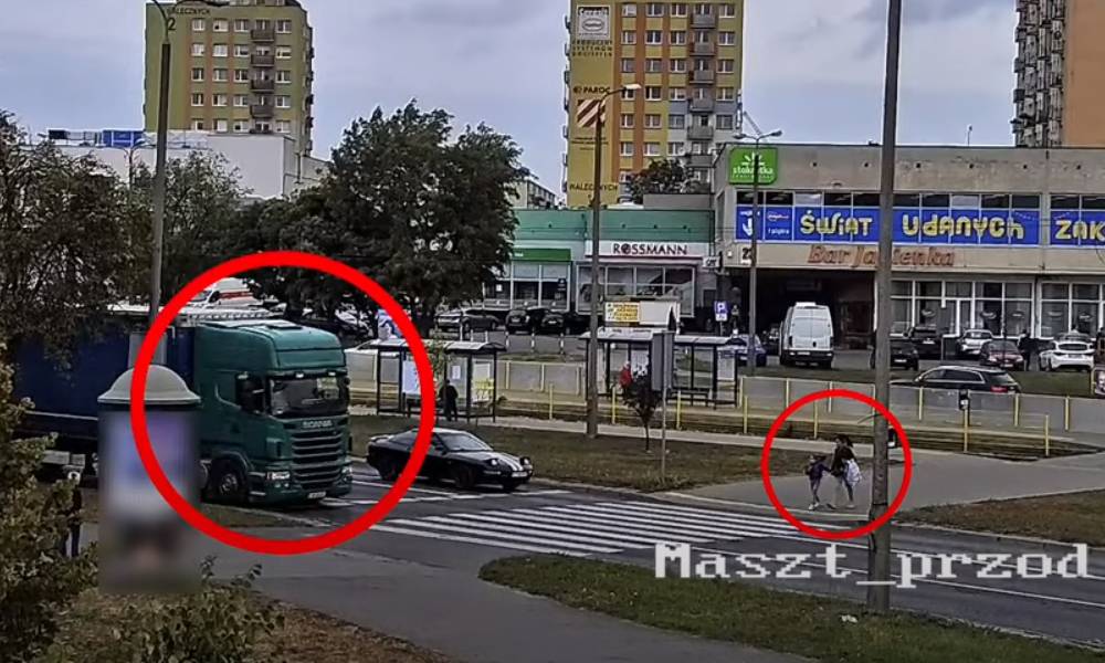 Kierowca ciężarówki ominął pojazd ustępujący pieszym wchodzącym na przejście Źródło: Policja