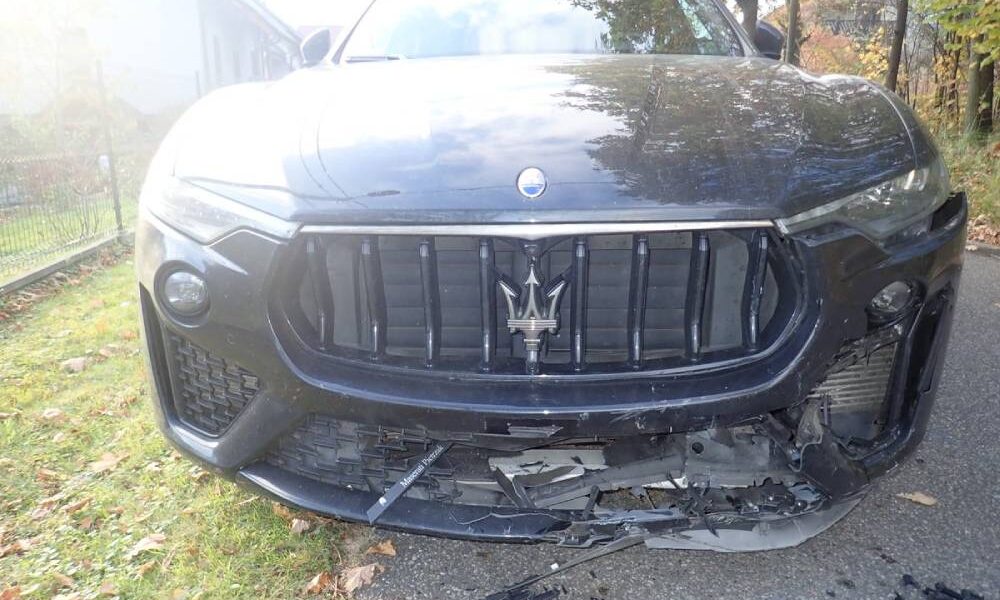 Zniszczone przez pijanego skuterzystę maserati levante Fot. Policja