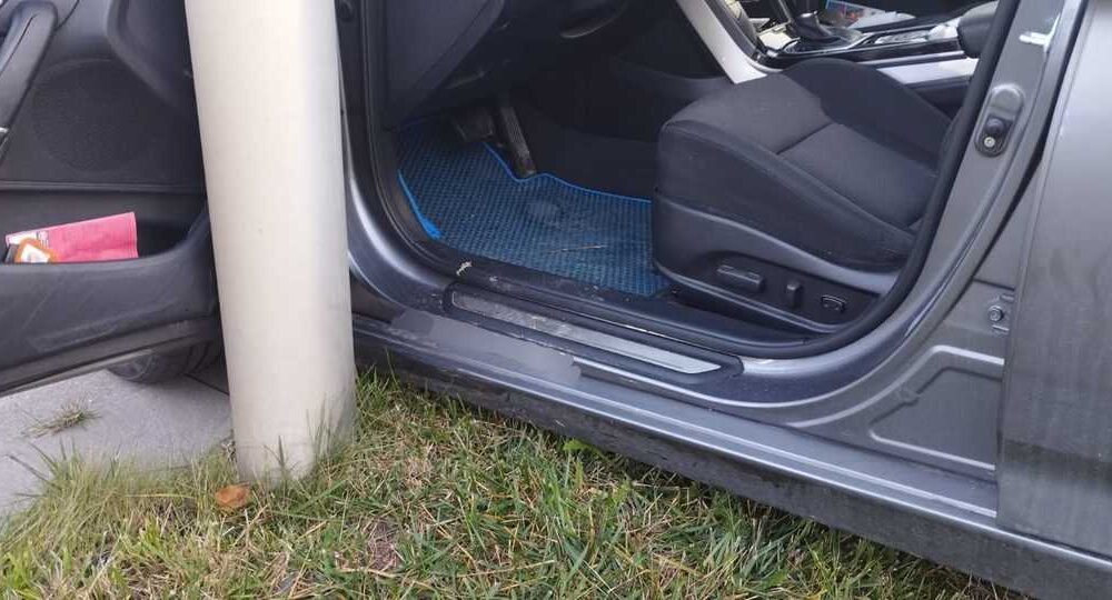 Auto pijanego kierowcy najpierw przejechało mu po nodze, a potem uderzyło w latarnię Fot. Policja