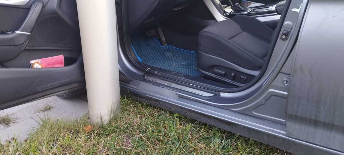 Auto pijanego kierowcy najpierw przejechało mu po nodze, a potem uderzyło w latarnię Fot. Policja