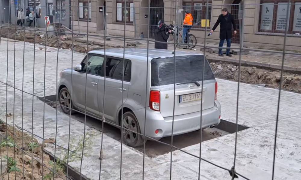 Samochód zabetonowany na remontowanej ulicy w Łodzi Źródło: Facebook/LDZ Zmotoryzowani Łodzianie