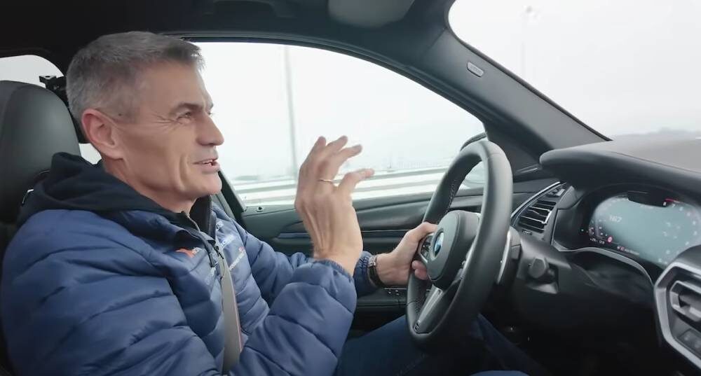 Kadr z filmu, na którym widać, jak Krzysztof Hołowczyc jedzie 167 km/h Źródło: YoTube/HolowczycManagement