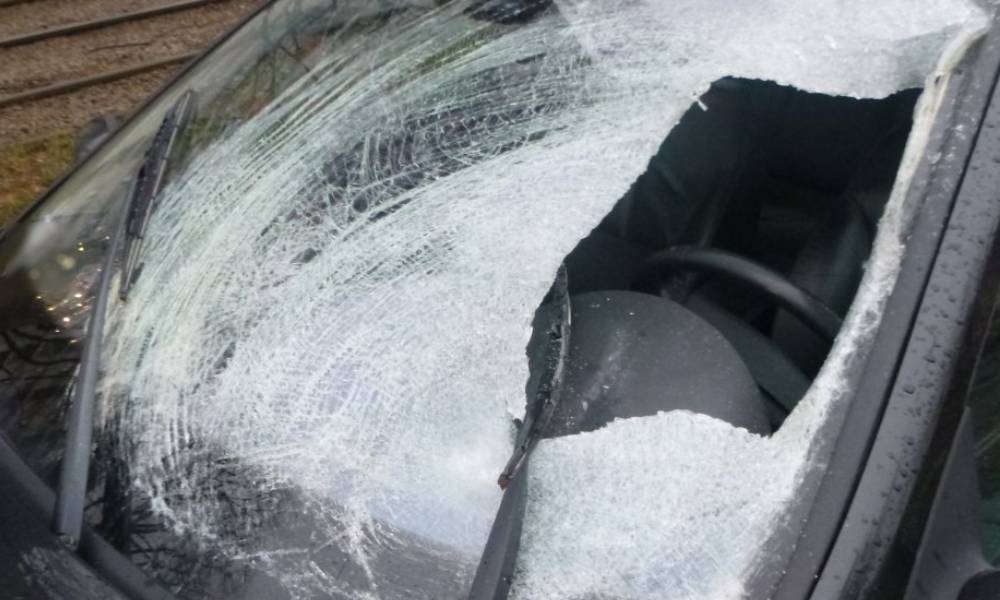 Szyba stłuczona po wypadku z pieszym Fot. Policja