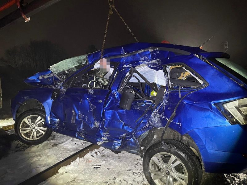 Przejazd w Mezowie. To w tym samochodzie znaleziono zwłoki kobiety Fot. Policja