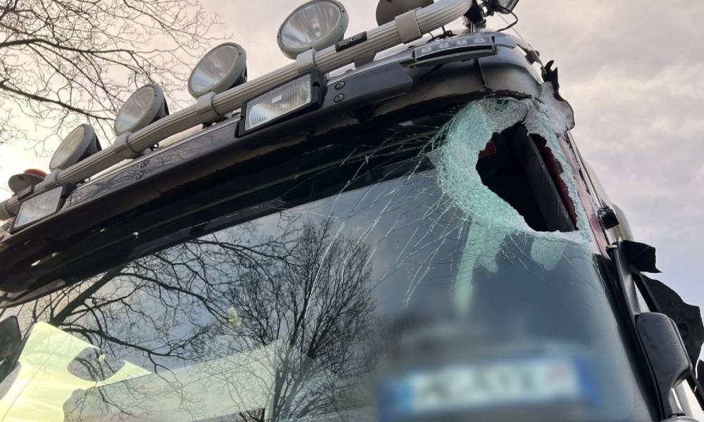 Talfa lodu spadająca z ciężarówki przebiła szybę w innej i raniła kierowcę Fot. Policja