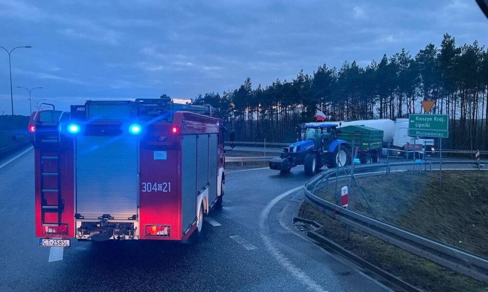 Ciągnik, który blokował strażakom dojazd do wypadku najkrótszą drogą Źródło: Facebook/OSP Białe Błota