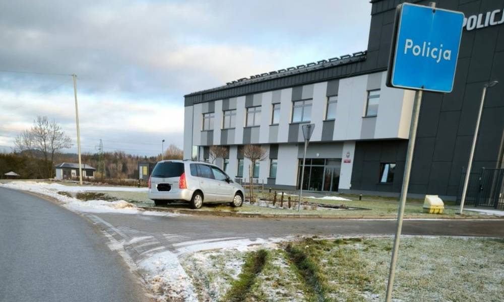 Kierowca ugrzązł na trawniku przed komendą policji w Lesku Fot. Policja
