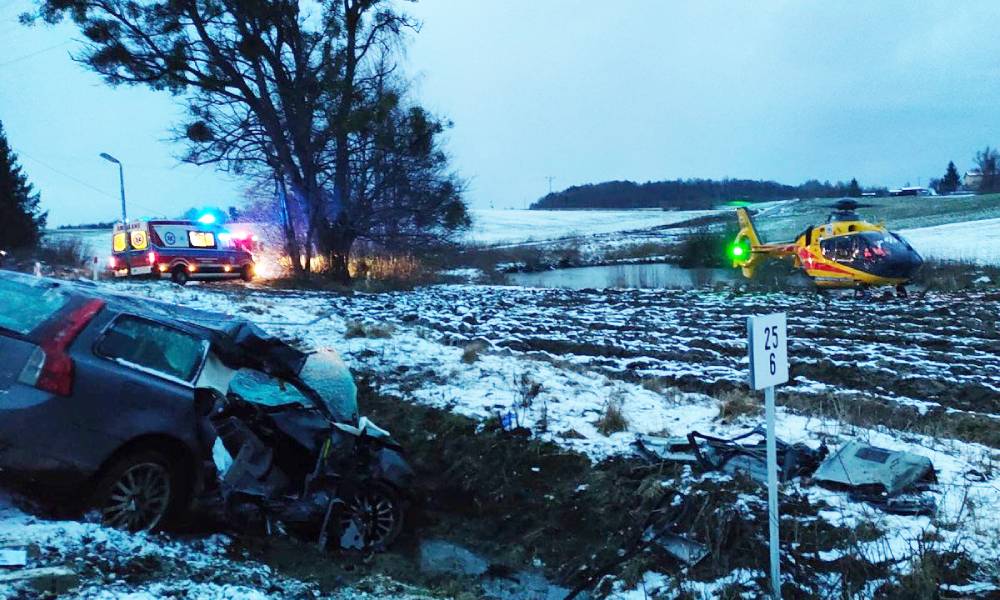 Rozbity samochód po zderzeniu z pociągiem na przejeździe w Nowej Wsi Małej Fot. Policja