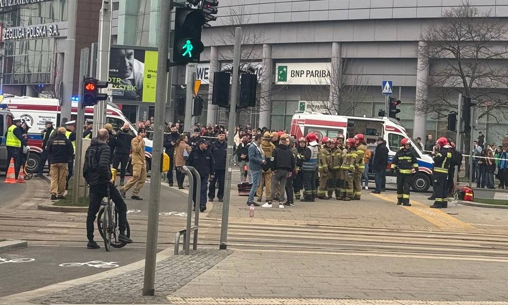 Miejsce, w którym kierowca wjechał w grupę pieszych na placu Rodła w Szczecinie Fot. Policja