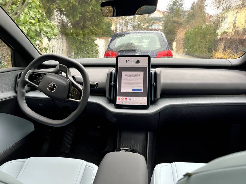 Kierownica, dwa przełączniki, dwa pedały i tablet. To wszystko, co ma do dyspozycji kierowca w Volvo EX30 Fot. brd24.pl